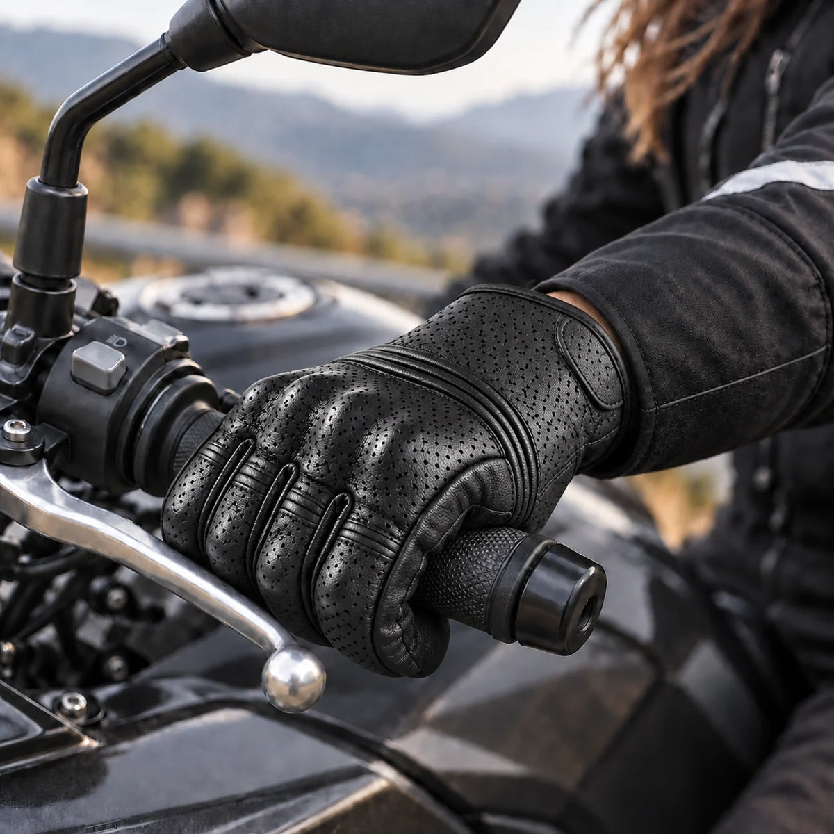 Gant tactile cuir Berix sur le guidon gauche