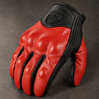 Gant moto Cafero rouge — gros plan cuir perforé et protection EVA