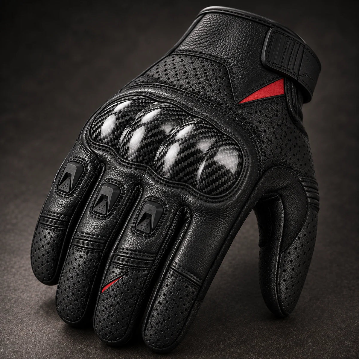 Gant moto Carbix noir — gros plan cuir perforé et coque carbone