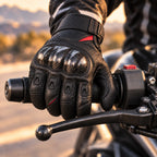 Gant moto Carbix noir porté sur le guidon gauche