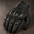 Gant moto vintage Foxen noir — gros plan cuir et protections