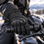 Gant moto hiver Glacix noir porté sur le guidon gauche