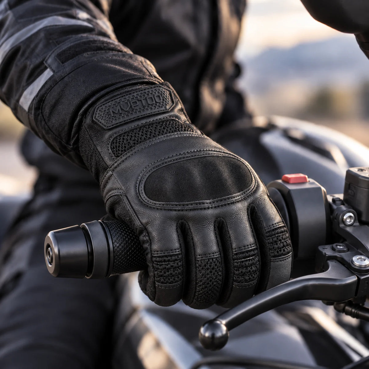Gant moto tactile Gripix noir porté sur le guidon