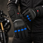Gants moto chauffants étanches Ignira EG01 bleus portés