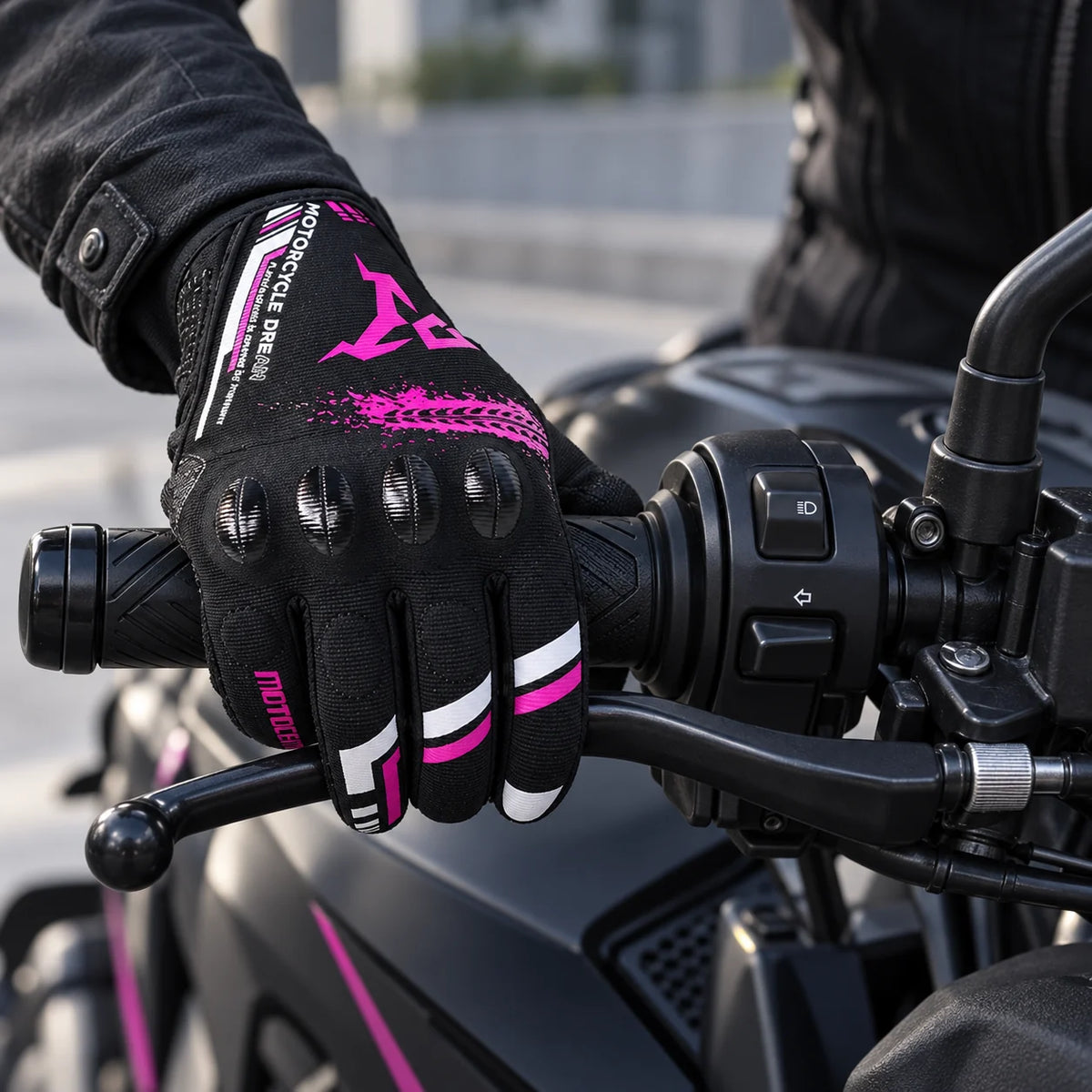 Gant moto femme respirant Lyssia sur le guidon gauche