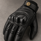 Gant moto homme Moltis — gros plan cuir perforé et protection