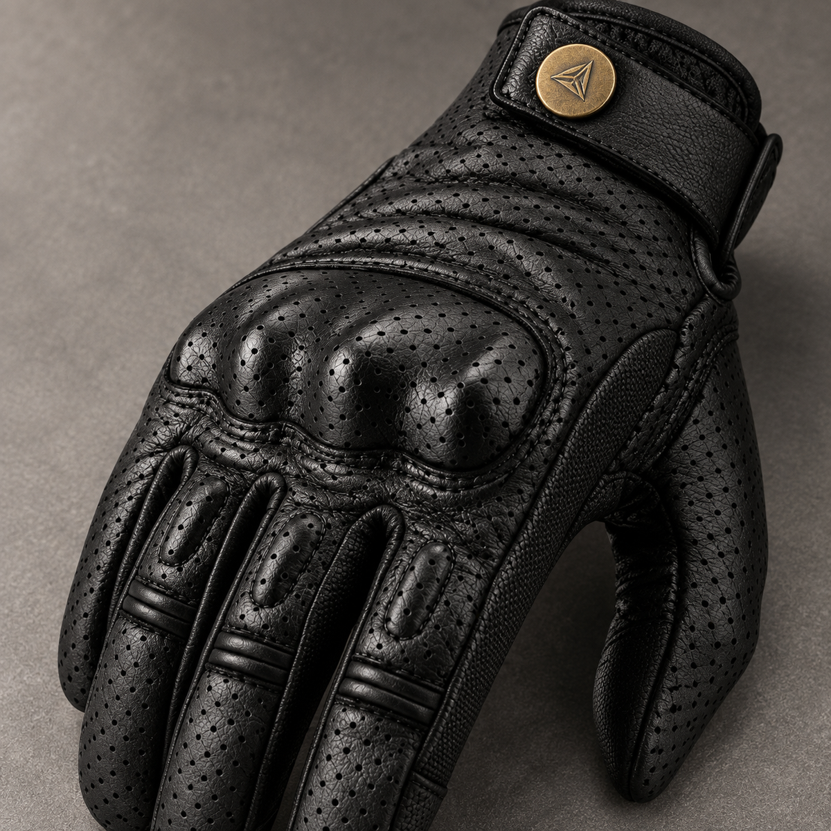 Gant moto homme Moltis — gros plan cuir perforé et protection