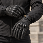 Gants moto homme Moltis en cuir noir perforé portés