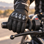 Gant moto été Nyvra noir porté sur le guidon