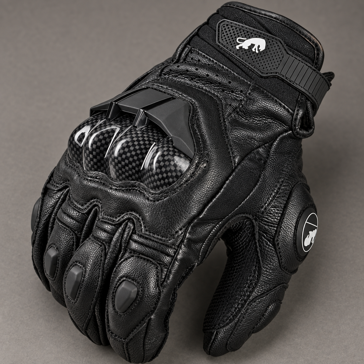 Gant moto Raceix noir — gros plan cuir perforé et coque carbone