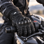 Gant moto Raceix noir porté sur le guidon