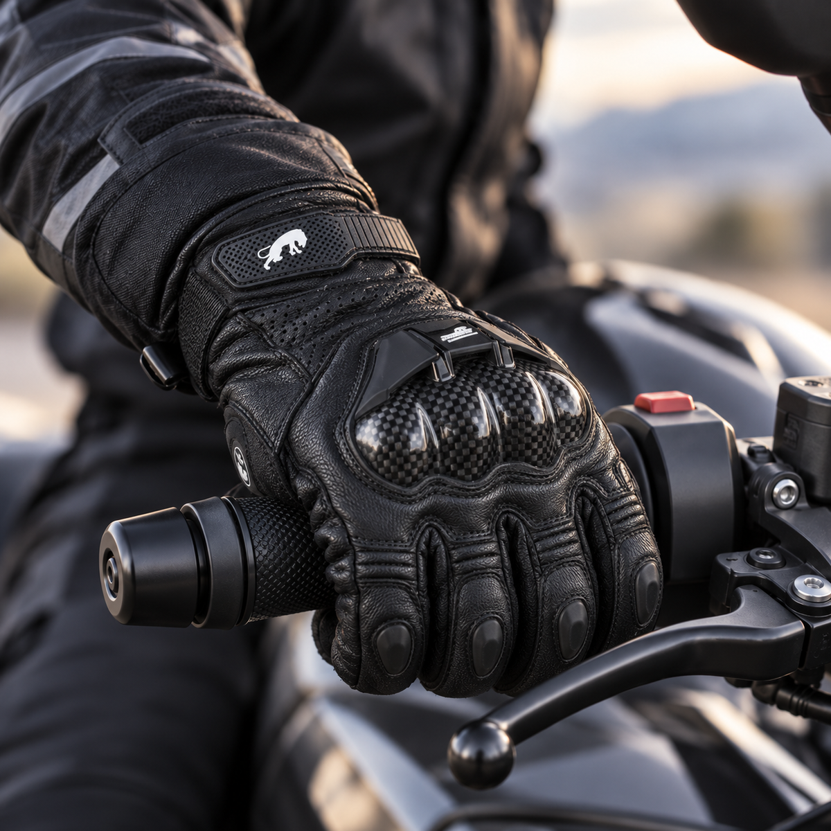 Gant moto Raceix noir porté sur le guidon