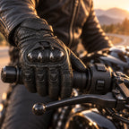 Gant moto hiver racing Rastik noir porté sur le guidon gauche