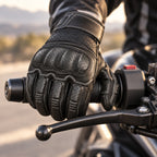 Gant moto été Ridera noir porté sur le guidon
