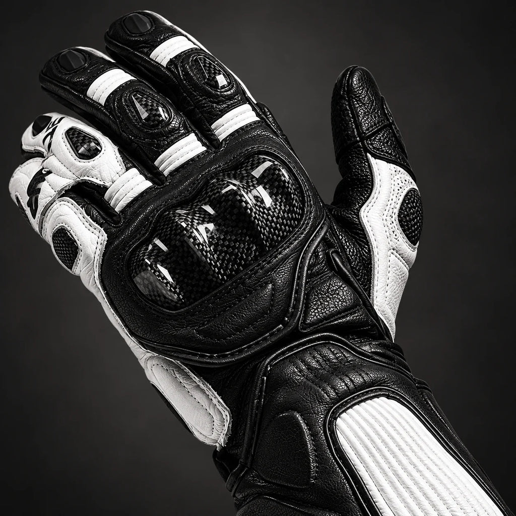 Gant moto Sulith noir — gros plan cuir et coque carbone