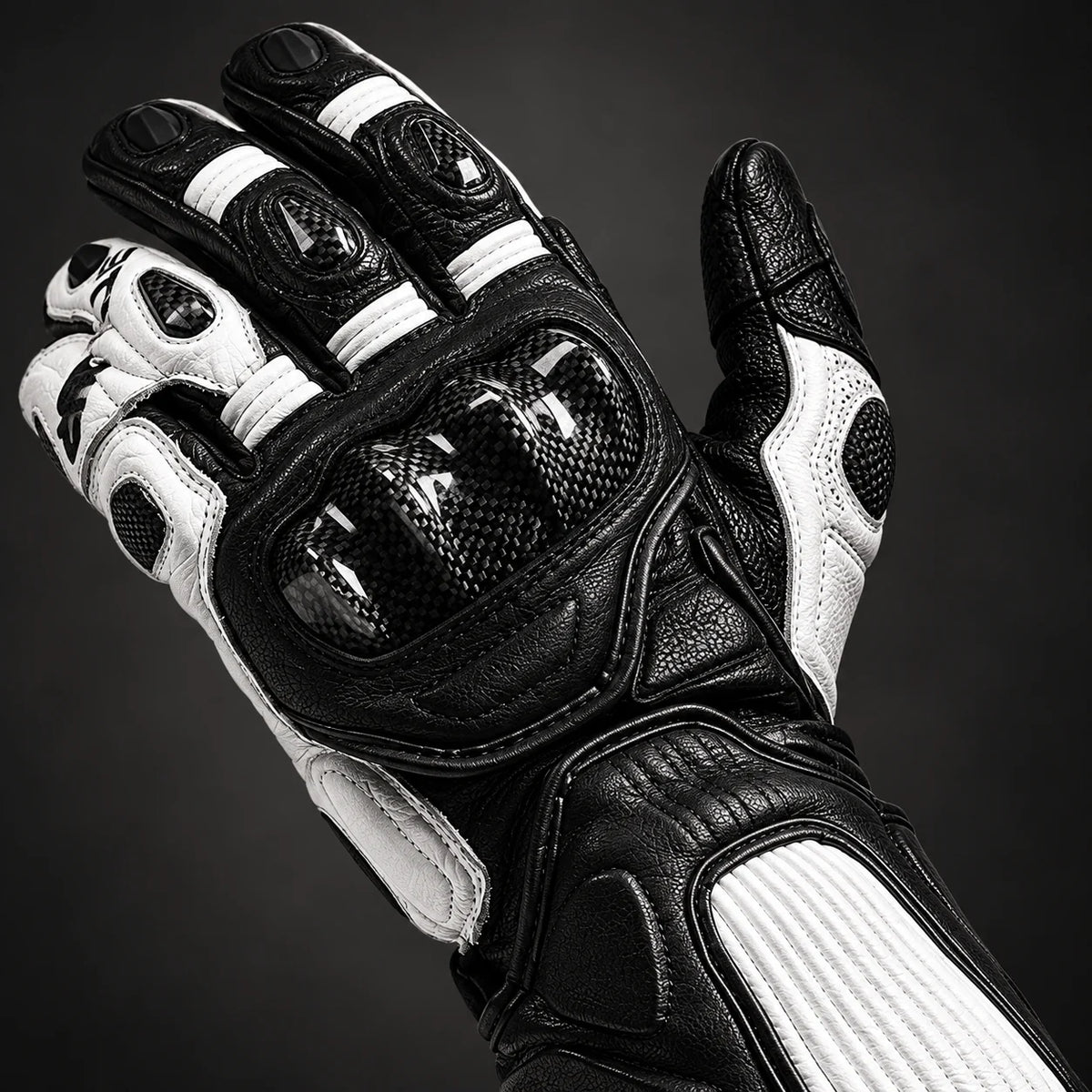 Gant moto Sulith noir — gros plan cuir et coque carbone