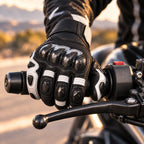 Gant moto Sulith noir porté sur le guidon gauche