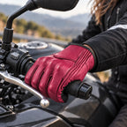 Gant moto femme cuir Suvina sur le guidon gauche