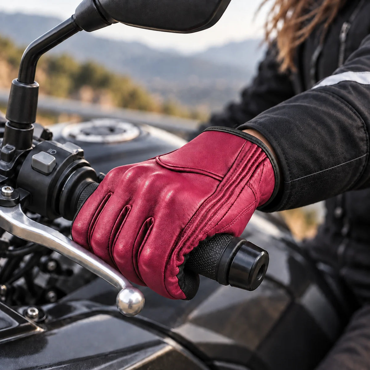 Gant moto femme cuir Suvina sur le guidon gauche