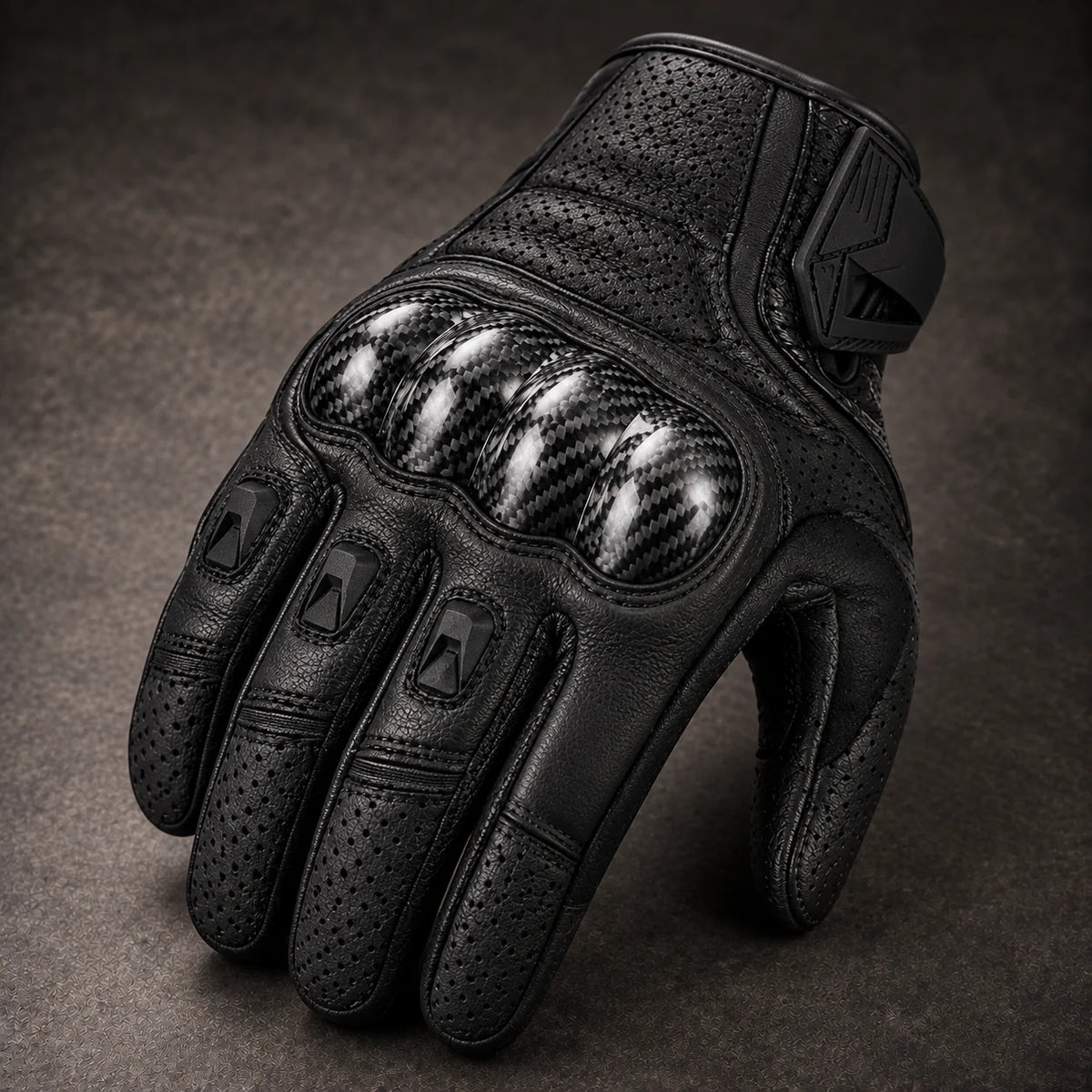 Gant moto Ventra noir — gros plan cuir perforé et coque carbone