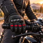 Gant moto chauffant trois niveaux Voltris rouge porté sur le guidon gauche