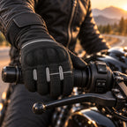 Gant moto hiver coupe-vent Wintra gris porté sur le guidon gauche