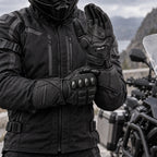 Gants moto touring cuir Wolfia portés