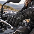 Gant moto touring cuir Wolfia sur le guidon gauche